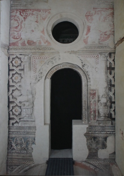La parete con gli affreschi originali quattrocenteschi a restauro ultimato
