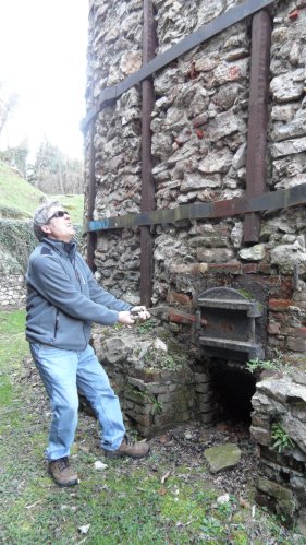 Mauro Nicora alle prese con uno dei  forni della Fornace Binda di Ispra - Come fornaciaro non lo vedo adatto